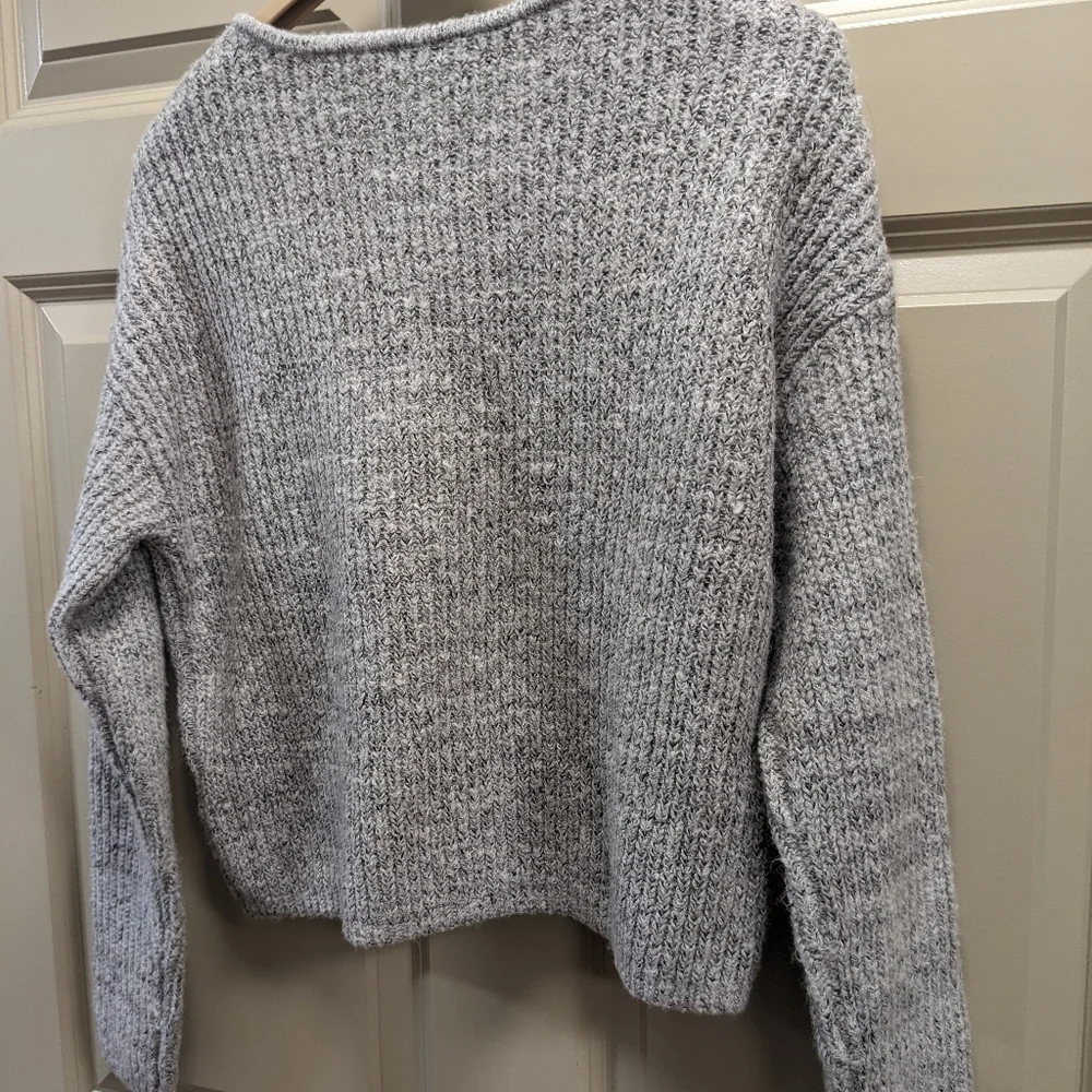 Garage Cropped V-neck Relaxed Fit Sweater- size P/small